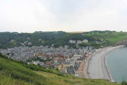 Panorama della famosa città di Etretat con le scogliere a picco sull'oceano Atlantico, Francia - © POZZO DI BORGO Thomas / Shutterstock.com