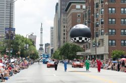 Panorama della North Meridian Street attraverso il Soldiers and Sailors Monument durante la  Indy 500 Parade, Indiana (USA) - © Roberto Galan / Shutterstock.com