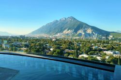 Panorama della Sierra Las Mitras da una piscina di Monterrey, Messico. E' chiamata così perchè la sua forma ricorda il copricapo utilizzato dai vescovi di molte confessioni ...