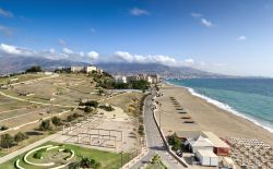 Panorama della spiaggia di Fuengirola, Spagna. Questa cittadina è situata sulla Costa del Sol e offre chilometri e chilometri di litorale sabbioso. Allontanandosi dal centro cittadino ...