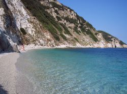 Panorama della spiaggia di Sansone, isola d'Elba. E' una delle più affascinanti dell'Elba per via delle sue alte scogliere che si tuffano nel mare dai mille colori.
