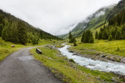 Panorama della valle Jamtal con il fiume Jambach in una giornata di pioggia: siamo nei pressi di Galtur in Tirolo (Austria).

