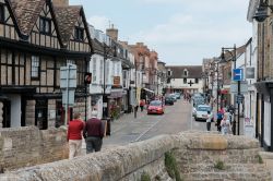 Panorama della vecchia città vista dall'antico ponte di pietra a St. Ives, Cornovaglia, Regno Unito. Uno scorcio di Bridge Street con le sue abitazioni e gli esercizi commerciali ...