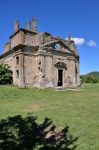 Panorama dell'antica chiesa di San Bonaventura a Monterano, Roma, Lazio. La struttura della chiesa è a pianta greca con la facciata sostenuta da quattro pilastri dorici e sormontata ...