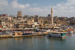 Panorama dell'antica città di Sidone, Libano.  I primi insediamenti dell'attuale area di Sidone si fanno risalire al quarto millennio avanti Cristo - © Lev Levin / Shutterstock.com ...