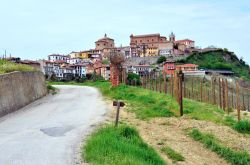 Panorama delle colline e del centro abitato di La Morra, Cuneo, Piemonte. Adagiato sui dolci declivi di questo territorio della provincia di Cuneo, La Morra è luogo di vacanza e di svago ...