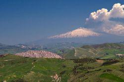 Il panorama delle vallate delle Madonie con il borgo di Gangi in primo piano e il monte Etna sullo sfondo - © Circumnavigation / Shutterstock.com