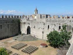 Panorama delle mura del Castello dell'Imperatore a Prato, Toscana. Attualmente è utilizzato dal Comune come luogo di manifestazioni e eventi culturali - © Radim Strobl / Shutterstock.com ...