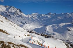 Panorama delle piste da sci della Val Thorens, Francia. Con i suoi 2300 metri di altitudine, è il più elevato ski resort d'Europa. Fa parte del comprensorio Les Trois Vallées ...
