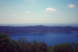 Panorama di Albano Laziale: il lago in una bella giornata di sole.