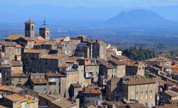 Panorama di Caprarola nel Lazio, i paesaggi intorno al Lago di Vico - © trotalo / Shutterstock.com