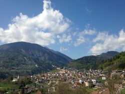 Veduta dall'alto di Castello Tesino, Trentino Alto Adige. Di grande pregio dal punto di vista naturalistico, Castello Tesino è meta sia estiva che invernale per tanti turisti. Archivio ...