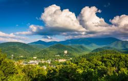 Panorama di Gatlinburg visto da Foothills Parkway nel parco nazionale delle Great Smoky Mountains, Tennessee e Carolina del Nord (USA).
