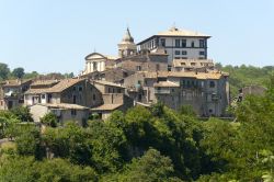 Panorama di Gradoli nel Lazio, Lago di Bolsena: il borgo è famoso per il suo Palazzo Farnese e per la varietà dei Fagioli Purgatorio.