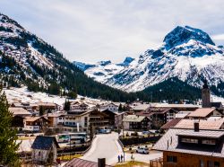 Panorama di Lech am Arlberg in Austria in una giornata di sole in primavera