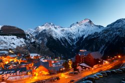 Panorama di Les Deux Alpes dopo il tramonto in inverno. Oltre le piste la località sciistica offre un discreto livello di vita notturna
