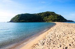 Panorama di Mae Haad beach con l'isolotto di Koh Ma di fronte a Koh Pha Ngan, Thailandia.
