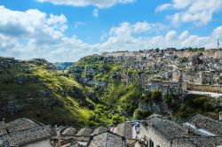 Il Panorama di Matera, con i suoi Sassi Patrimonio UNESCO, e la sua profonda Gravina. Saimo in Basilicata, nella città Capitale Europea della Cultura 2019 - © Michela Garosi / TheTraveLover.com ...