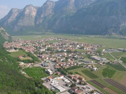 Il Panorama della Piana Roteliana e il borgo di Mezzolombardo: siamo a nord di Trento  - © Giskard - CC BY-SA 3.0 - Wikimedia Commons.