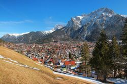 Panorama della città di Mittenwald con i monti del Karwendel sullo sfondo, Germania, in primavera - © SusaZoom / Shutterstock.com