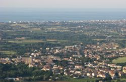 Panorama di Morciano di Romagna e il mare Adriatico della Riviera Romagnola Di Toni Pecoraro - Opera propria, Pubblico dominio, Collegamento