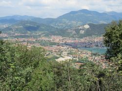 Il panorama di Paratico e la vicina Sarnico sul Lago di Iseo - © Coyote III - CC BY-SA 4.0 - Wikipedia