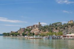 Il panorama di Passignano sul Trasimeno in Umbria, il borgo sul lago vicino a Perugia