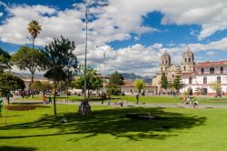 Panorama di Plaza de Armas con la  cattedrale di Cajamarca, Perù. Questa bella area verdeggiante, meta per abitanti e turisti, è un frequentato spazio relax che ospita panchine ...