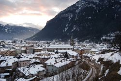 Panorama di Predazzo in inverno: il centro fotografato dopo una forte nevicata in Val di Fiemme, Trentino