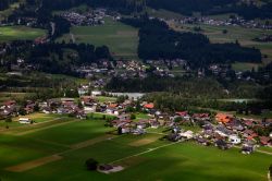 Panorama di Reutte dalle rovine del castello di Ehrenberg (Austria). Il castello è in realtà costituito da 4 imponenti costruzioni, un tempo strategiche per il commercio tra sud ...