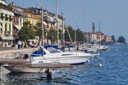 Panorama di Salò, Lombardia. Alcune fonti fanno risalire il nome della città a origini etrusche, in particolare al nome Salodia mentre altri lo collegano al termine latino salodium ...