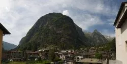 Panorama di San Martino in Val di Mello, Lombardia. Quest'importante luogo per le arrampicate inizia proprio nel villaggio di San Martino per poi conclduersi contro il Monte Disgrazia - Naeblys ...