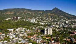 Panorama di San Salvador dall'alto, El Salvador, Centro America. Fondata nel XVI° secolo, è una delle città più avanzate e importanti a livello economico e finanziario ...