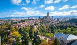 Segovia vista dall'Alcazar, Spagna - Sulle pendici della Sierra de Guadarrama, fra i fiumi Eresma e Clamores, sorge la bella città di Segovia, capoluogo dell'omonima provincia. ...