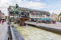 Panorama di Stora Torget, la più antica piazza di Linkoping (Svezia) con il centro commerciale Filbyter - © Tommy Alven / Shutterstock.com