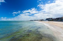 Panorama di una spiaggia a Courseulles-sur-Mer in estate, Normandia (Francia).
