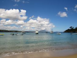 Panorama di una spiaggia tropicale nella baia di Sosua, Repubblica Domenicana. Questa piccola località balnerare si trova sulla costa settentrionale del paese; il mare, quasi sempre calmo ...