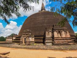 Panorama di una stupa buddhista a Polonnaruwa, Sri Lanka.



