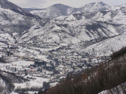 Panorama di Vallio Terme in Lombardia, dopo una copiosa nevicata sulle Alpi - © Pubblico dominio, Wikipedia