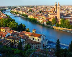 Foto panoramica di Verona e il suo fiume Adige ...