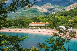 Panorama di Villa Molacer, hotel di lusso sull'isola di Sveti Stefan, Montenegro. Affacciata sul Mare Adriatico, questa villa lussuosa è abbracciata da foreste di cedri, pini e ulivi ...