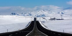 Panorama innevato lungo la superstrada di Erzurum, Turchia. Sullo sfondo, i monti di Kars con la neve.

