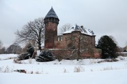 Panorama invernale del castello di Linn, Krefeld, Germania. Costruita nel XII° secolo, la fortezza sorge su un sito di tufo e ciottoli.
