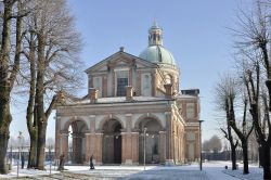 Panorama invernale del Santuario di Caravaggio. Siamo in Lombardia, provincia di Bergamo