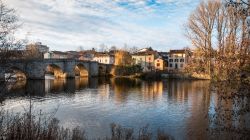 Panorama invernale della cittadina di Limoges, Francia. In primo piano, il fiume Vienne: lungo 363 km, è il principale affleunte della Loira per volume d'acqua.

