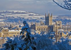 Panorama invernale dell'abbazia di Bath, Inghilterra, con la cittadina sullo sfondo. Dedicato ai santi Pietro e Paolo, questo antico monastero benedettino si presenta con pianta a croce ...