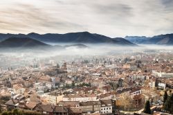 Panorama invernale di Olot in Spagna, fotografata dal vulcano Montscaopa, Garrotxa.