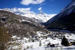Panorama invernale di un villaggio nella valle di Arolla, Svizzera.
