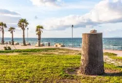 Panorama lungomare di Marina di Sorso (Sardegna) in una giornata ventosa d'inverno.
