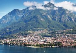 Panorama di Mandello del Lario e la sua spiaggia sul Lago di Como in Lombardia - © iryna1 / Shutterstock.com